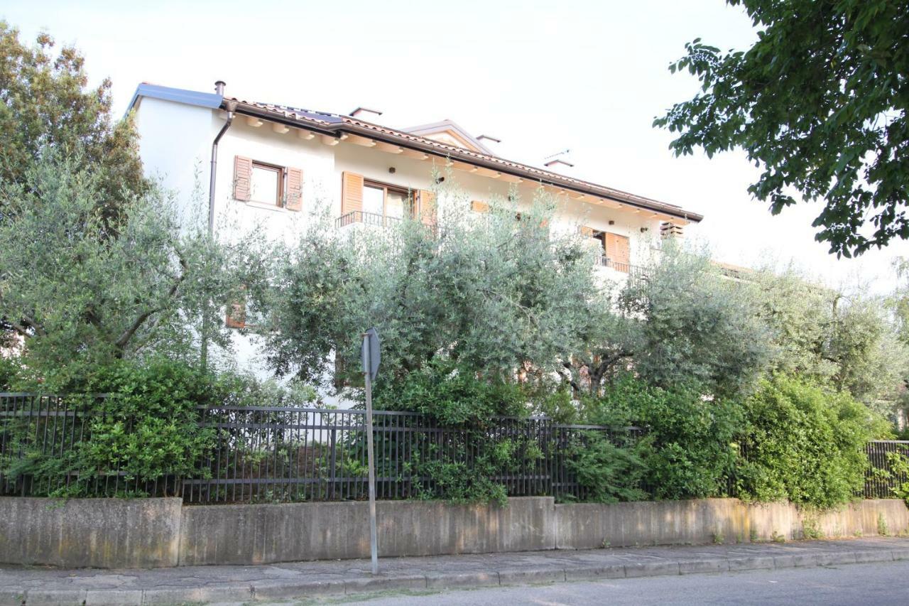 Апартаменты La Casa Bianca Loc.Turistica Пескьера-дель-Гарда Экстерьер фото